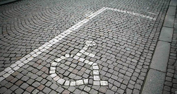 Вступают в силу новые штрафы за парковку на местах для инвалидов