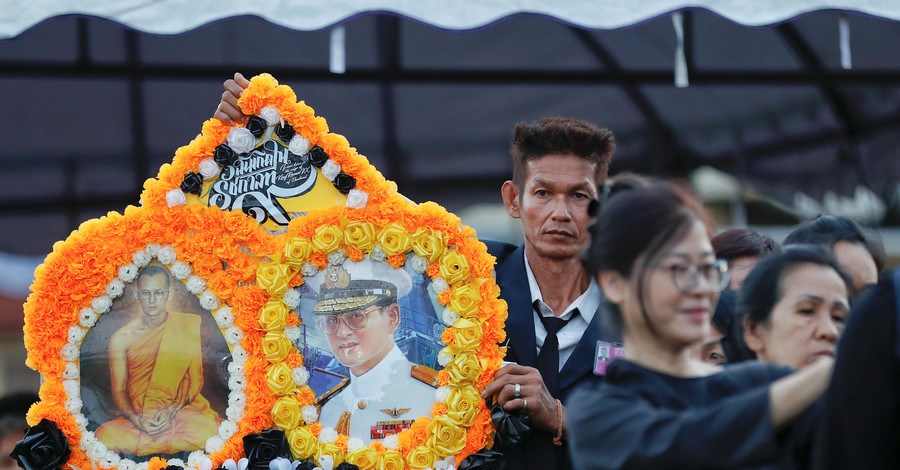 В Таиланде хоронят короля спустя год после смерти 