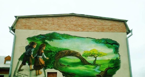 На стене школы в Одесской области появились герои сказок братьев Гримм