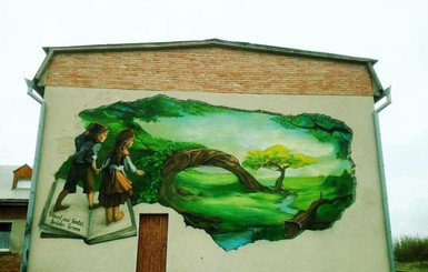 На стене школы в Одесской области появились герои сказок братьев Гримм