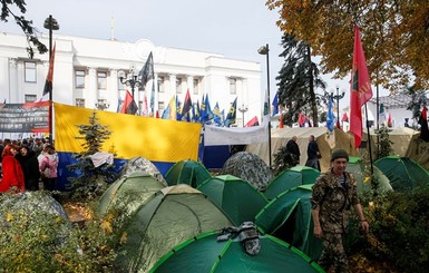 Киевсовет призвал митингующих убрать палатки с Грушевского