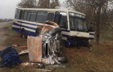 На трассе Херсон-Киев столкнулись автобус и авто, погибла женщина