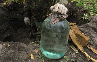 На Киевщине поисковики откопали бутыль с 