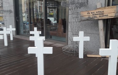 Киевский ресторан убрал кресты к Хэллоуину и уволил декоратора