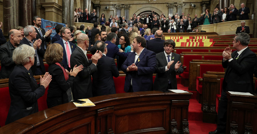 Каталония объявила о независимости - премьер Испании призвал к спокойствию