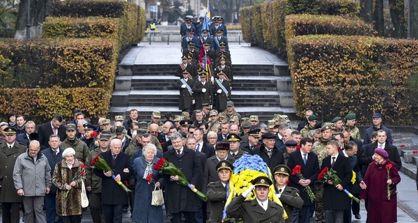 Порошенко почтил память погибших в связи с годовщиной изгнания нацистов из Украины