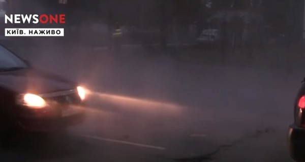 В Киеве улицу затопило кипятком от прорвавшей трубы