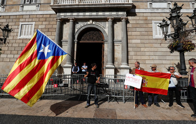 Парламент Каталонии подчинился Мадриду и отменил заседания