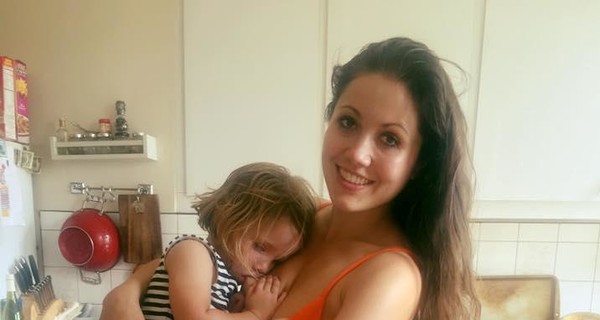 Общество порицает британку за кормление грудью 5-летней дочери
