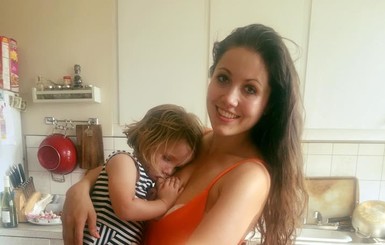 Общество порицает британку за кормление грудью 5-летней дочери