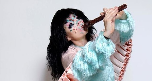 Певица Бьорк дополнила костюм украинского дизайнера фаллоимитатором 