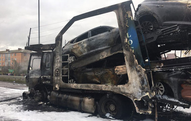 Под Ровно столкнулись два грузовика: сгорели водитель и новые внедорожники