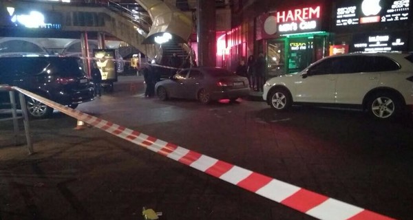 В Киеве стриптиз-бар забросали взрывпакетами