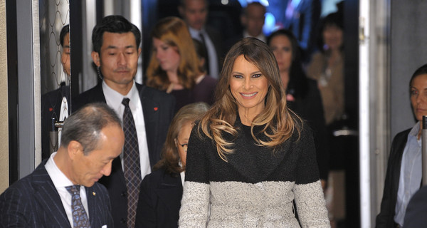 Мелания Трамп прилетела в Японию в пальто за 5 тысяч долларов