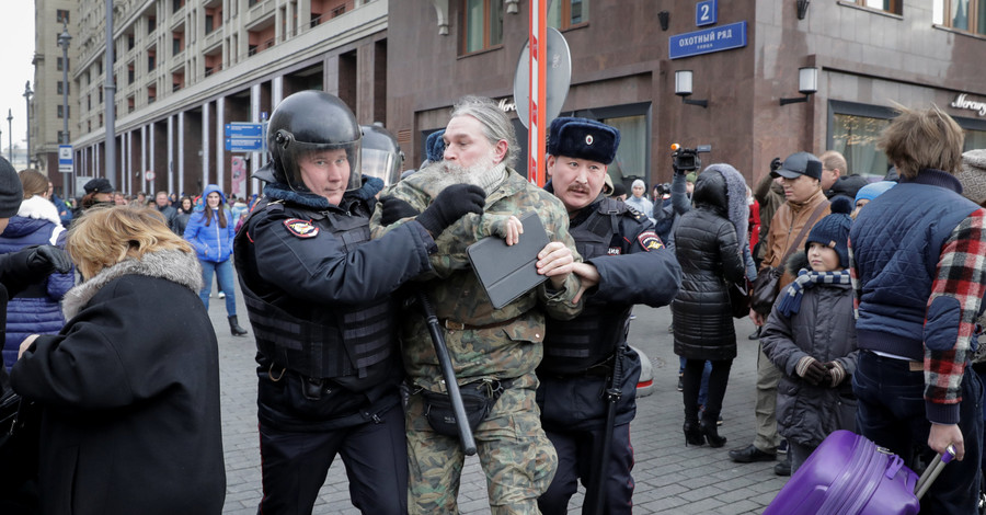 В России в ходе акций протеста задержали 400 человек 
