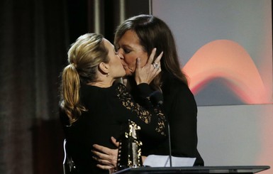 Актрисы Кейт Уинслет и Эллисон Дженни поцеловались в губы на вручении премии 