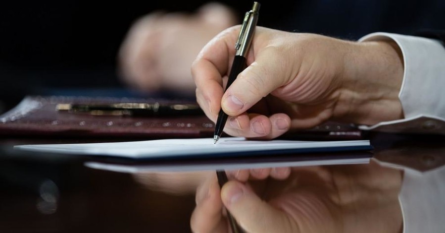 Порошенко подписал закон об идентификации по цифровой подписи и печати 