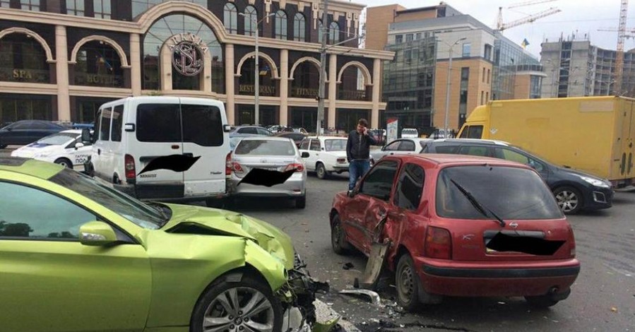 В Одессе дама на спорткаре разбила пять машин