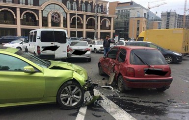 В Одессе дама на спорткаре разбила пять машин