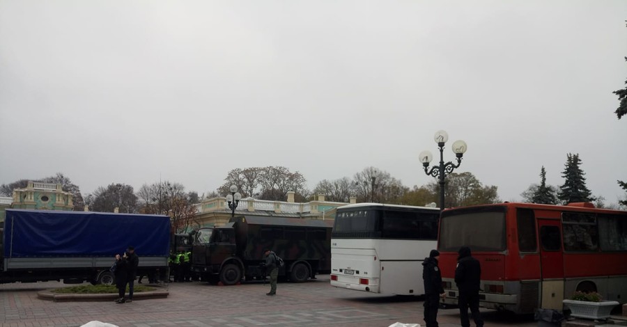 Соцсети: центр Киева перекрыт, на автомобиле пропускают только госслужащих