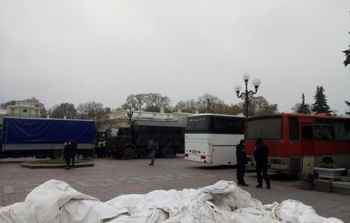 Соцсети: центр Киева перекрыт, на автомобиле пропускают только госслужащих