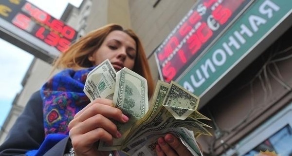 Украинцы начали покупать больше валюты, чем продавать