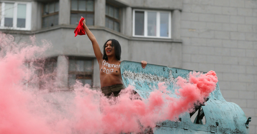 Голая активистка FEMEN устроила акцию против 
