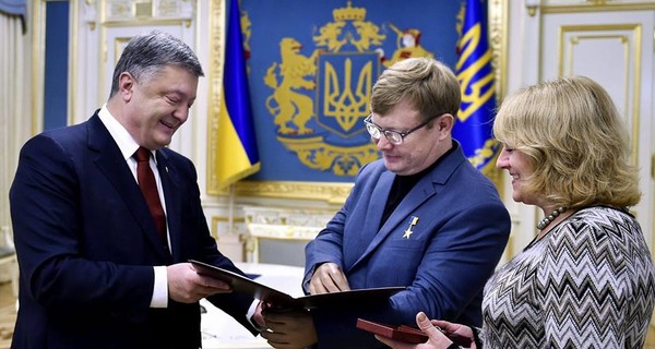 Порошенко вручил квартиру экс-пленнику 