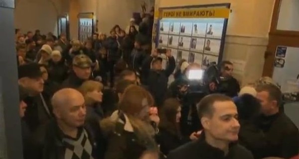 В киевскую администрацию ворвалась толпа протестующих, одному сломали ногу