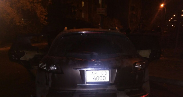 В центре Запорожья сгорело элитное авто