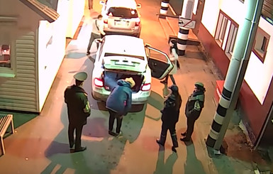 Видео: в Беларуси задержали двух россиян с украинкой-тещей в багажнике