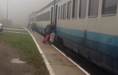 На Закарпатье пассажирам пришлось толкать поезд 