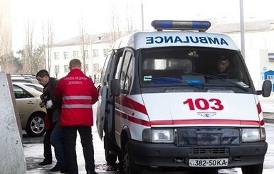 В Киеве подросток перелазил через забор, зацепился и умер