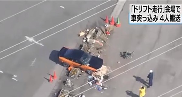 В Японии во время дрифт-заезда автомобиль влетел в толпу зрителей