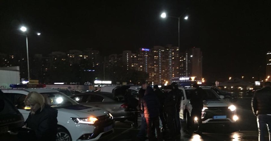 В Киеве у одного из торговых центров обнаружен автомобиль, начиненный взрывчаткой