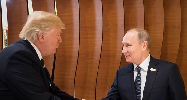 Экс-глава ЦРУ: Трамп по какой-то причине запуган Путиным