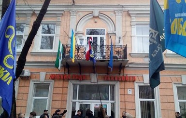 Венгрия требует от Украины ответа за снятие флага своей страны с мэрии Берегово