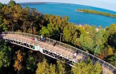 В Черкассах парень умер, бросившись с моста Любви