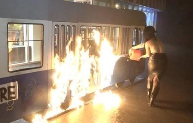 В Виннице полуголая фемен-активистка подожгла трамвай магазина 
