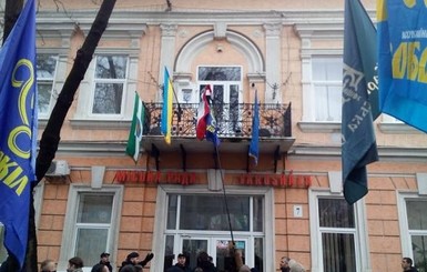 На Закарпатье полиция начала расследовать глумление над флагами Венгрии