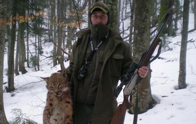 В соцсетях опубликовали фото закарпатского лесничего с убитой краснокнижной рысью 