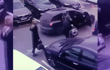 В Киеве неизвестные ограбили мужчину, выхватив из его рук сумку со 3 млн.грн.