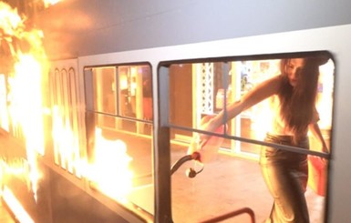 В Киеве полицейские Винницы задержали фемен-активистку, которая сожгла трамвай 