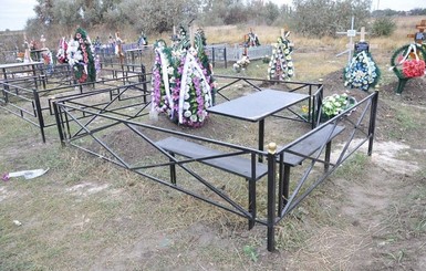 На кладбищах в Днепре запретили устанавливать столы