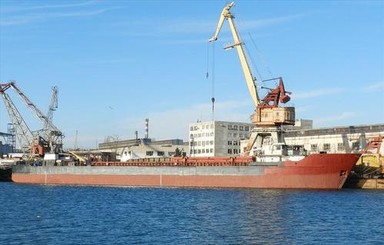 В Керченском проливе в западне на брошенном корабле оказались 12 моряков