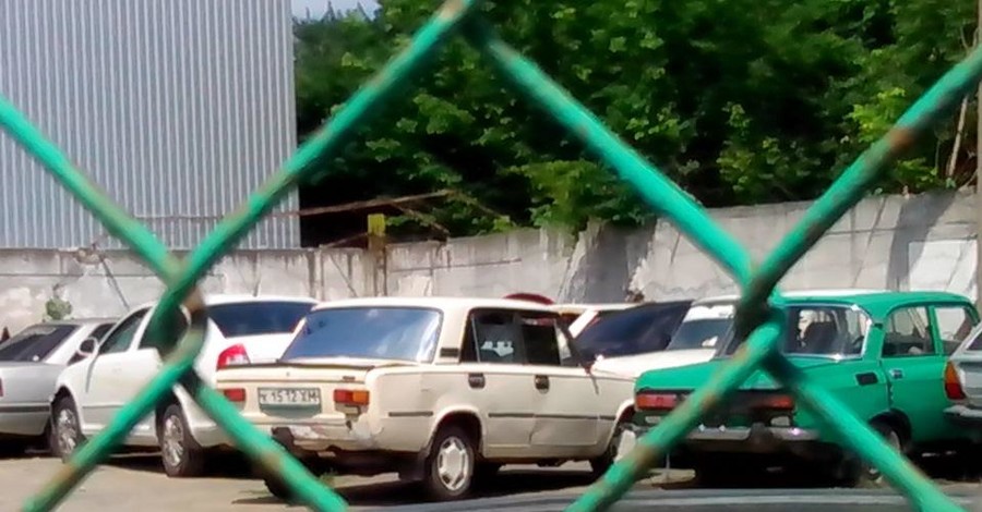 Киевского чиновника МВД заподозрили в краже машин со штрафплощадки