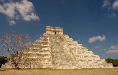 В Мексике археологи нашли под пирамидой майя древний тоннель