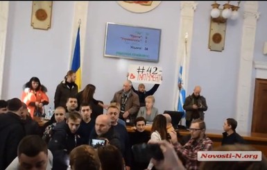 В Николаеве активисты накидали в депутатов мелочью 34 гривны и 1 российский рубль