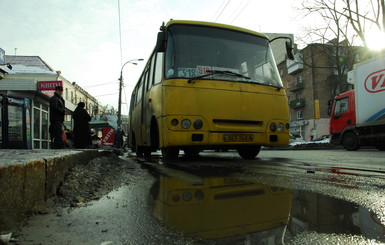 Считал деньги, рулил и смотрел сериал: в Киеве маршрутчик поразил своим 