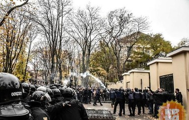 Драка на митинге в Одессе: в ход шли слезоточивый газ и взрывпакеты, травмированы 6 полицейских
